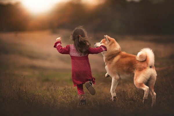 Amicizia tra cane e bambina sullo sfondo della natura