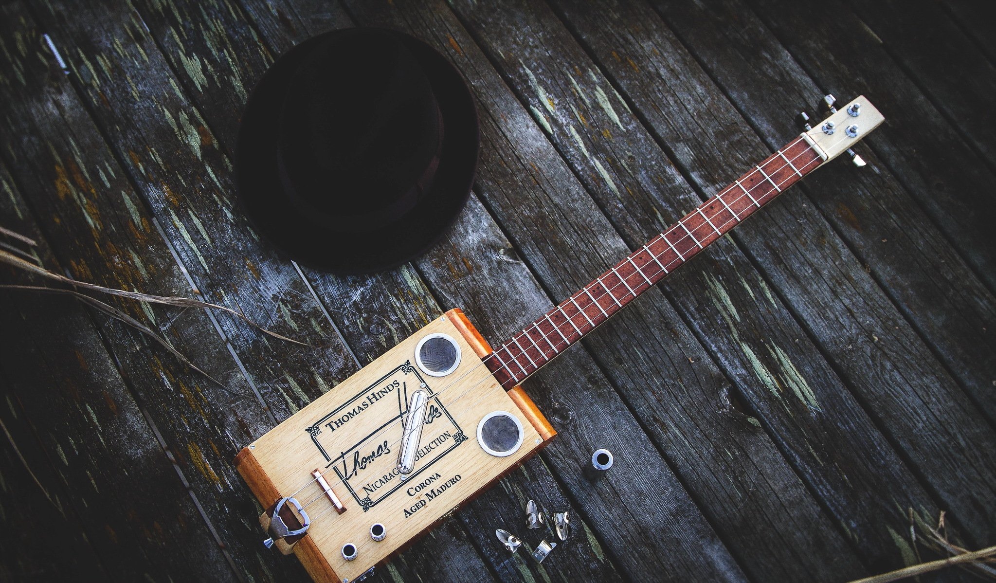 guitarra música sombrero