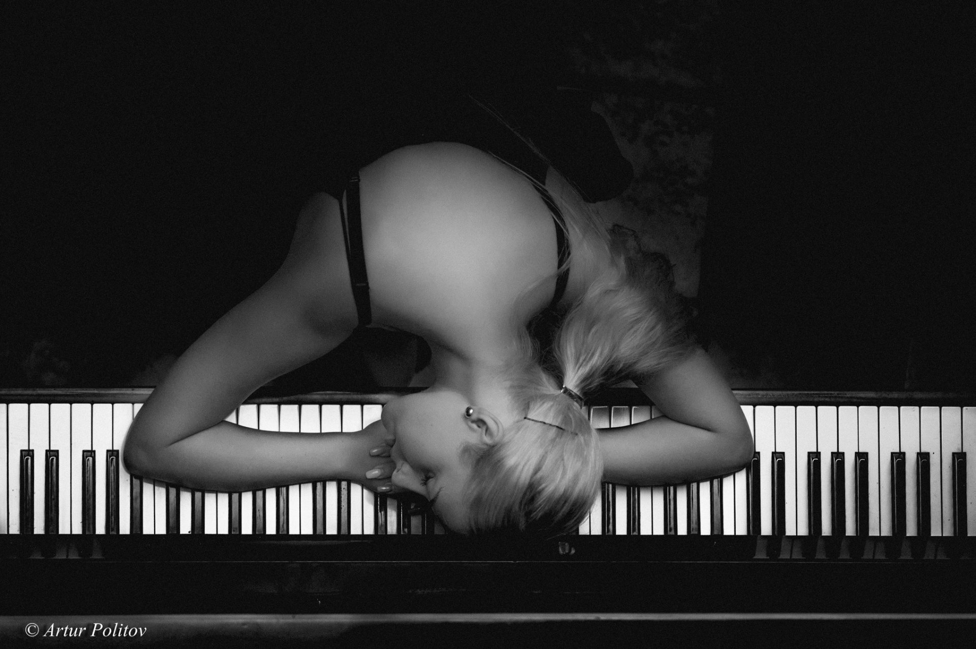 ragazza bionda addormentata pianoforte tasti foto bianco e nero