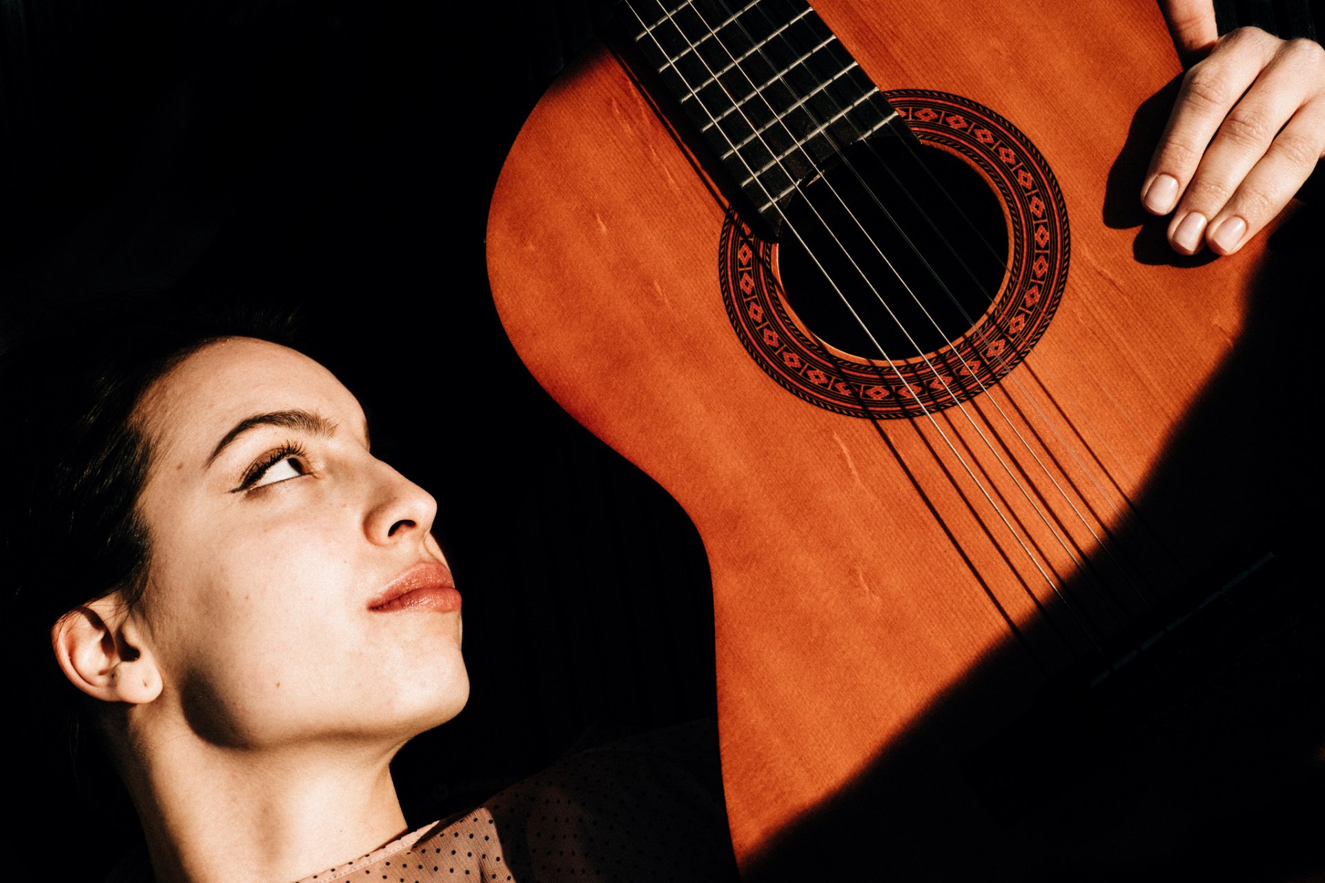 chica guitarra música