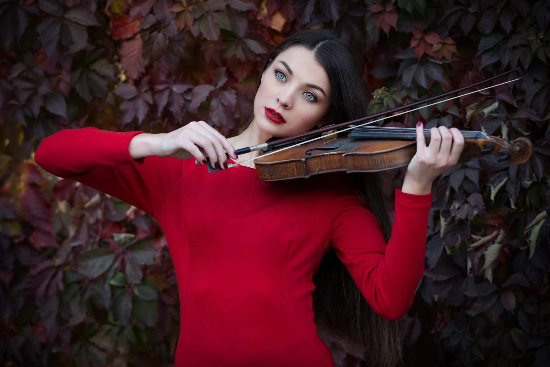 sonata de otoño chica maquillaje otoño violín en rojo