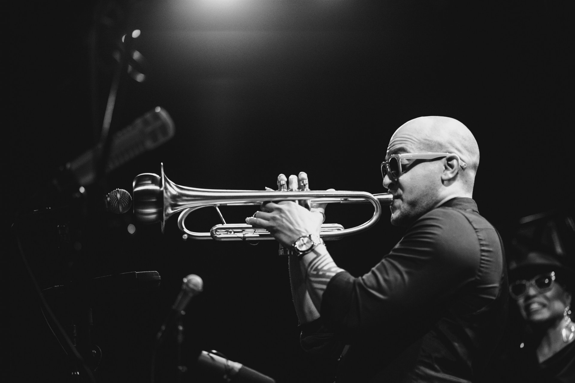 musicien musique trompette microphone lumière nuit bande chœurs jazz