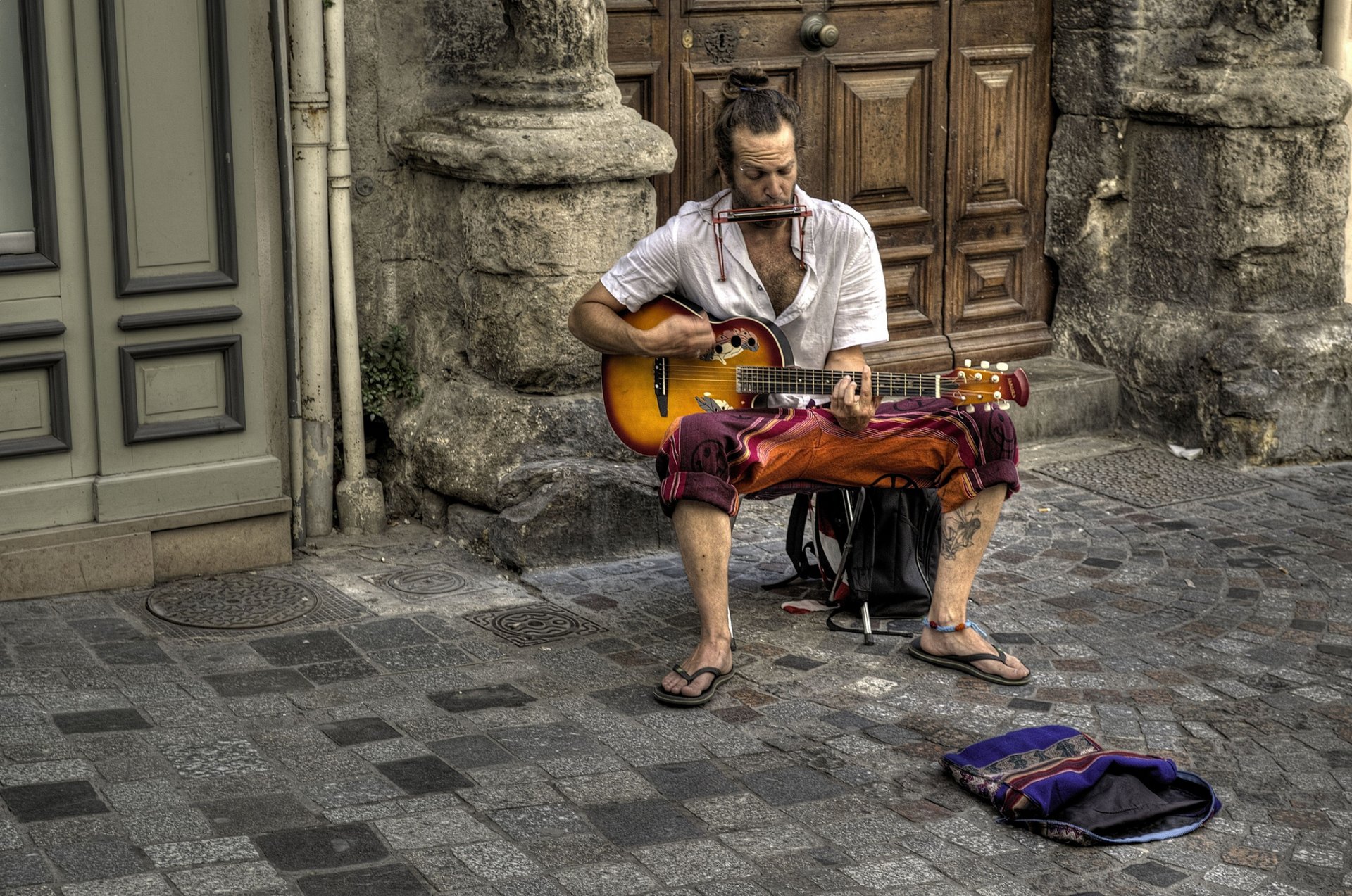 musician street guitar