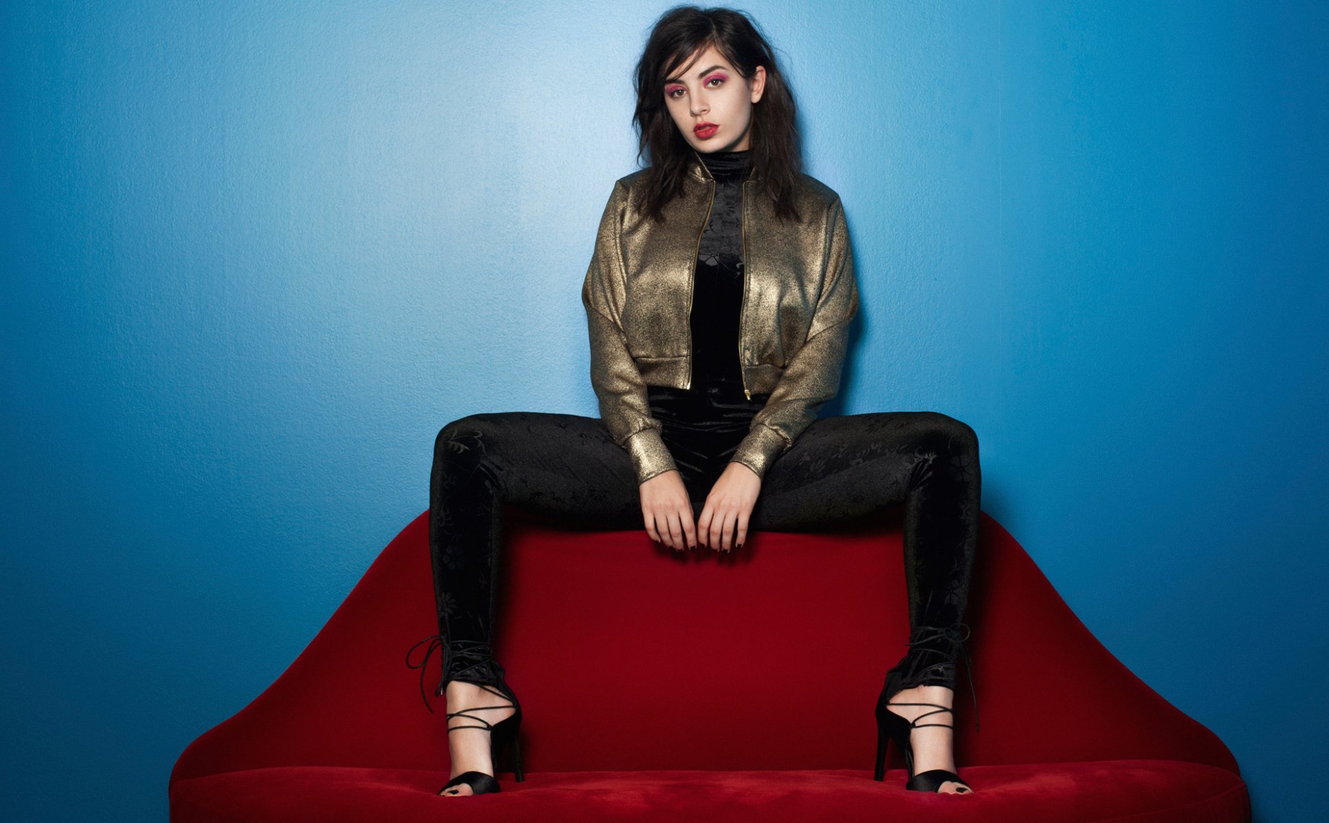 charli xcx in un servizio fotografico per il marchio a singhiozzare ad alta voce o ridere