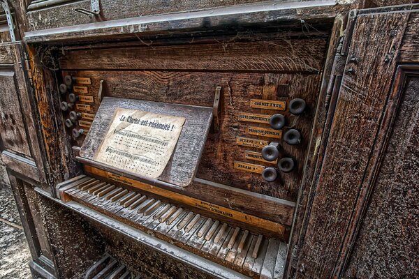 Instrument muzyczny stare złoto