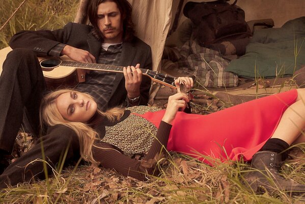 Model Caroline Trenti and musician with guitar