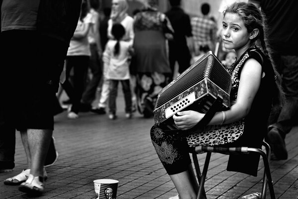 La ragazza con le trecce gioca a Harmony per i passanti