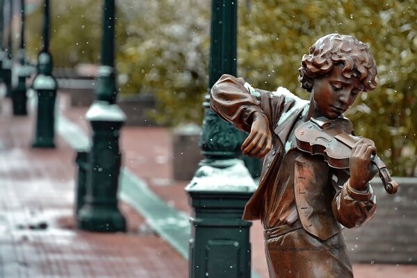 Monument au garçon avec violon