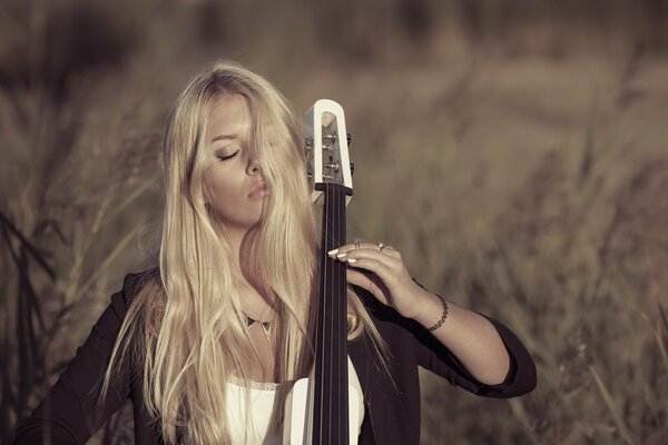 Ein Mädchen in der Natur spielt ein Instrument