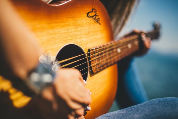 Primo piano di chitarra in legno