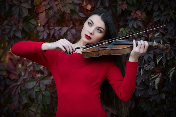 Ragazza in rosso con violino. Stagione autunnale