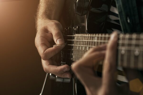 Makrofoto: Ein Mann spielt Gitarre