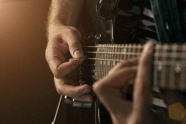 Zdjęcie w stylu makro: mężczyzna gra na gitarze