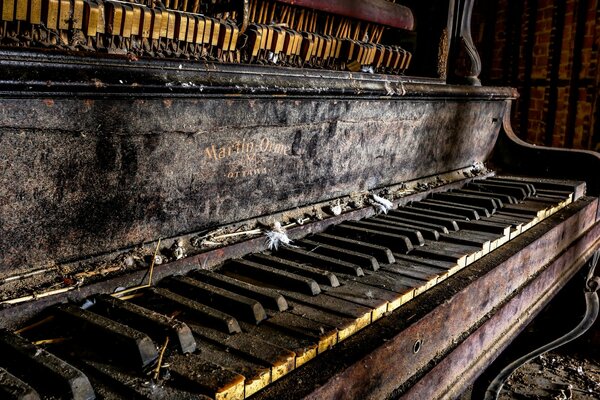 Piano abandonado todo en polvo, pelusa