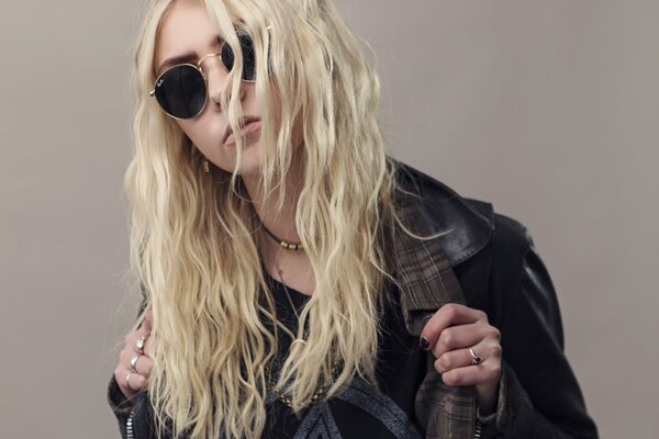 Cantante Taylor Momsen in giacca nera e occhiali