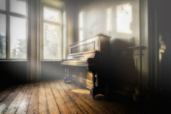 I raggi del sole abbracciano il pianoforte