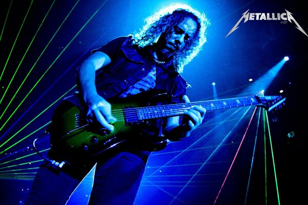 Kirk hammett mit der Gitarre in den Händen