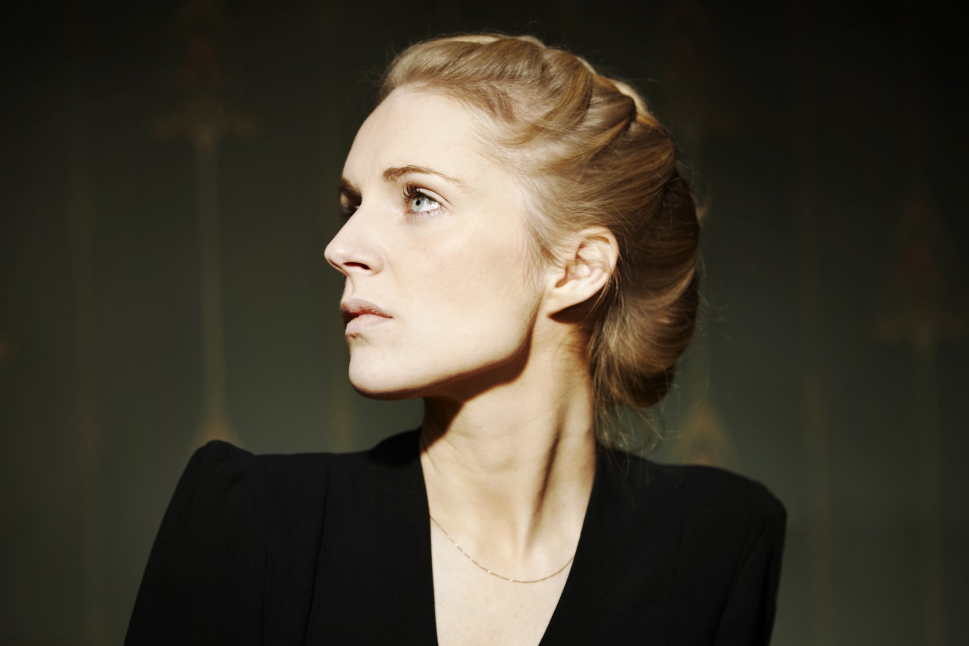 agnes obel ragazza cantante bionda occhi sguardo catena treccia