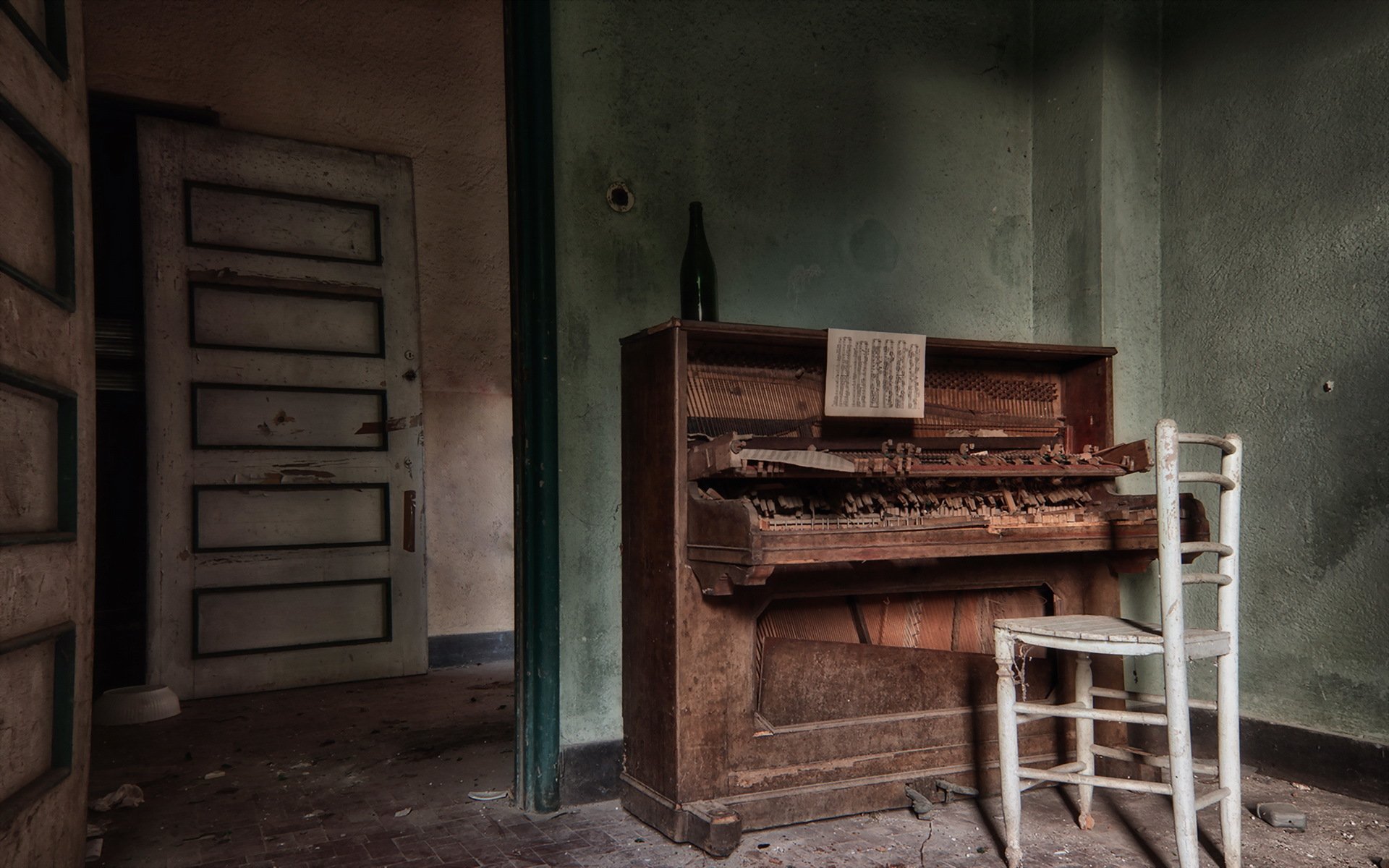 habitación piano silla