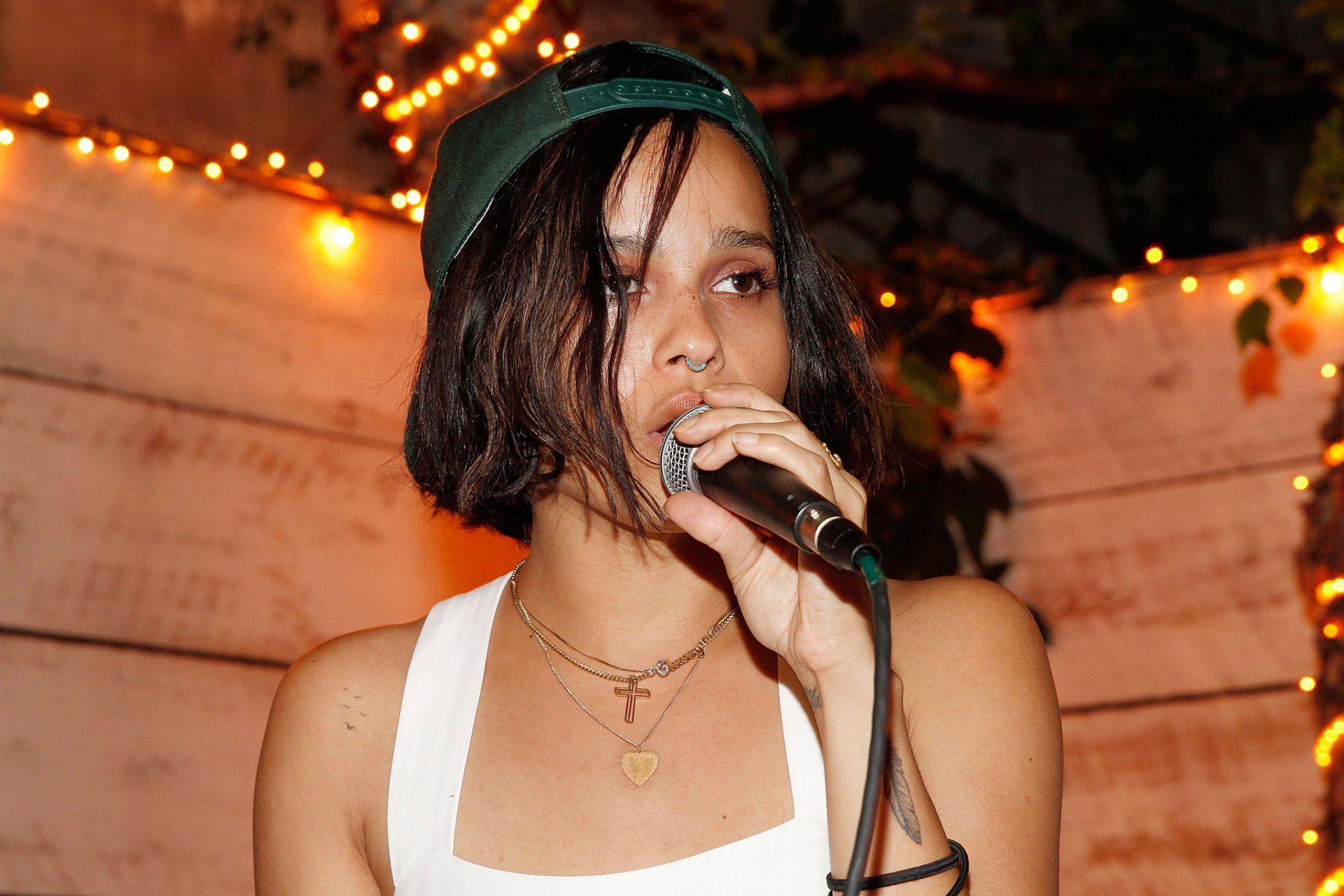 zoe kravitz zoë isabella kravitz zoe kravitz chanteur microphone fête de camp d été