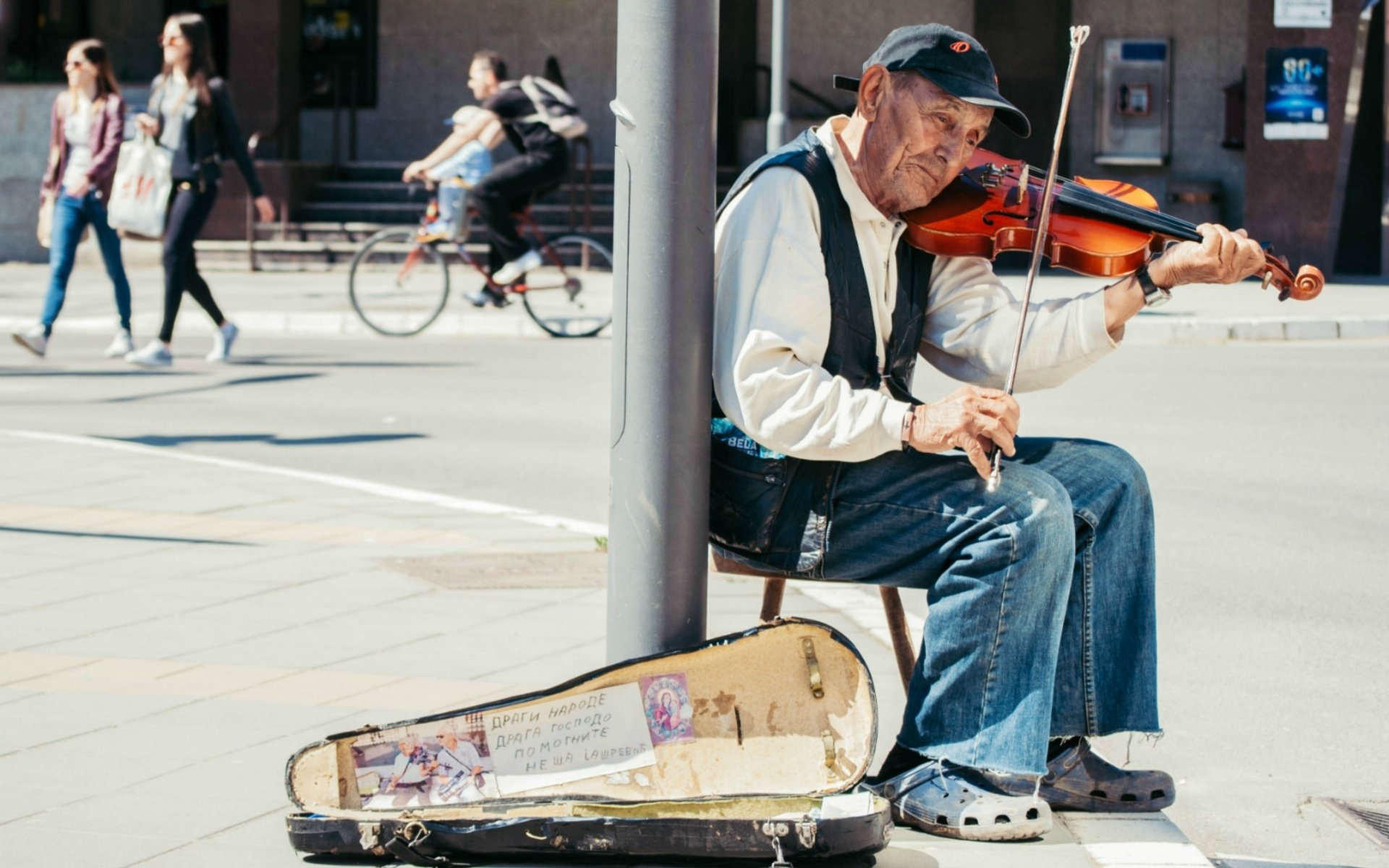 Играют на улице песни. Музыканты на улице. Уличный скрипач. Уличные музыканты. Уличный музыкант скрипка.