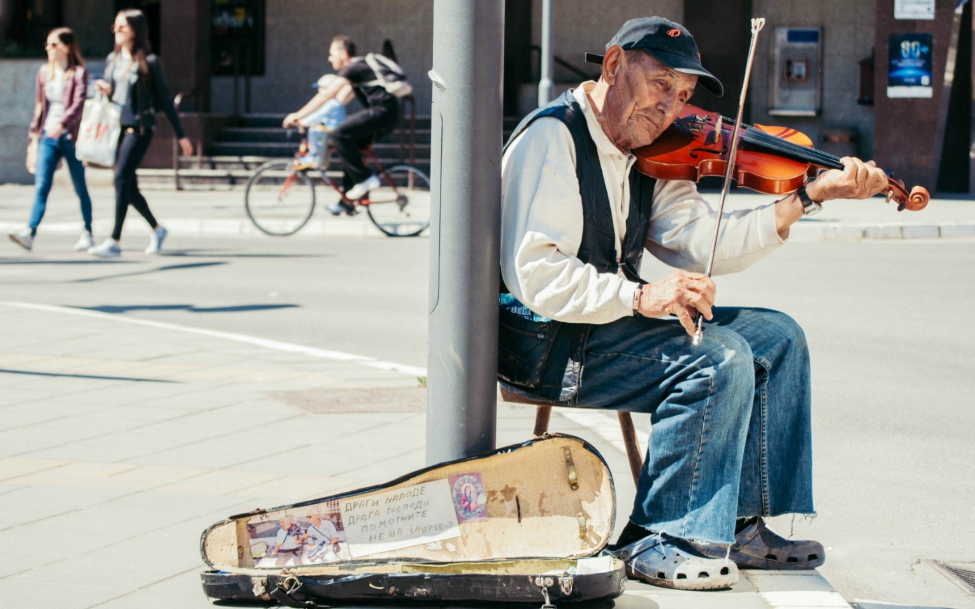 hombre violín calle