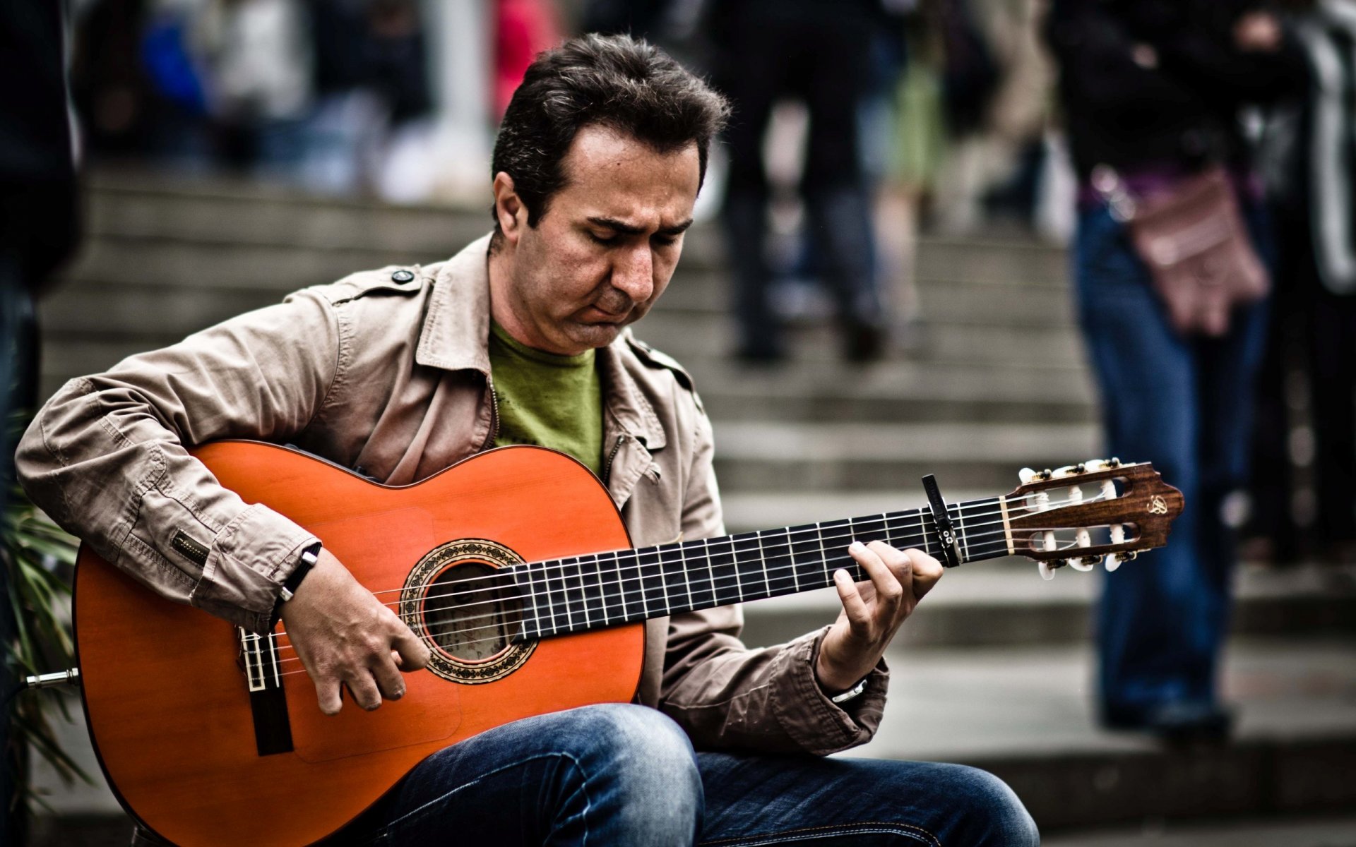 hombre guitarra calle