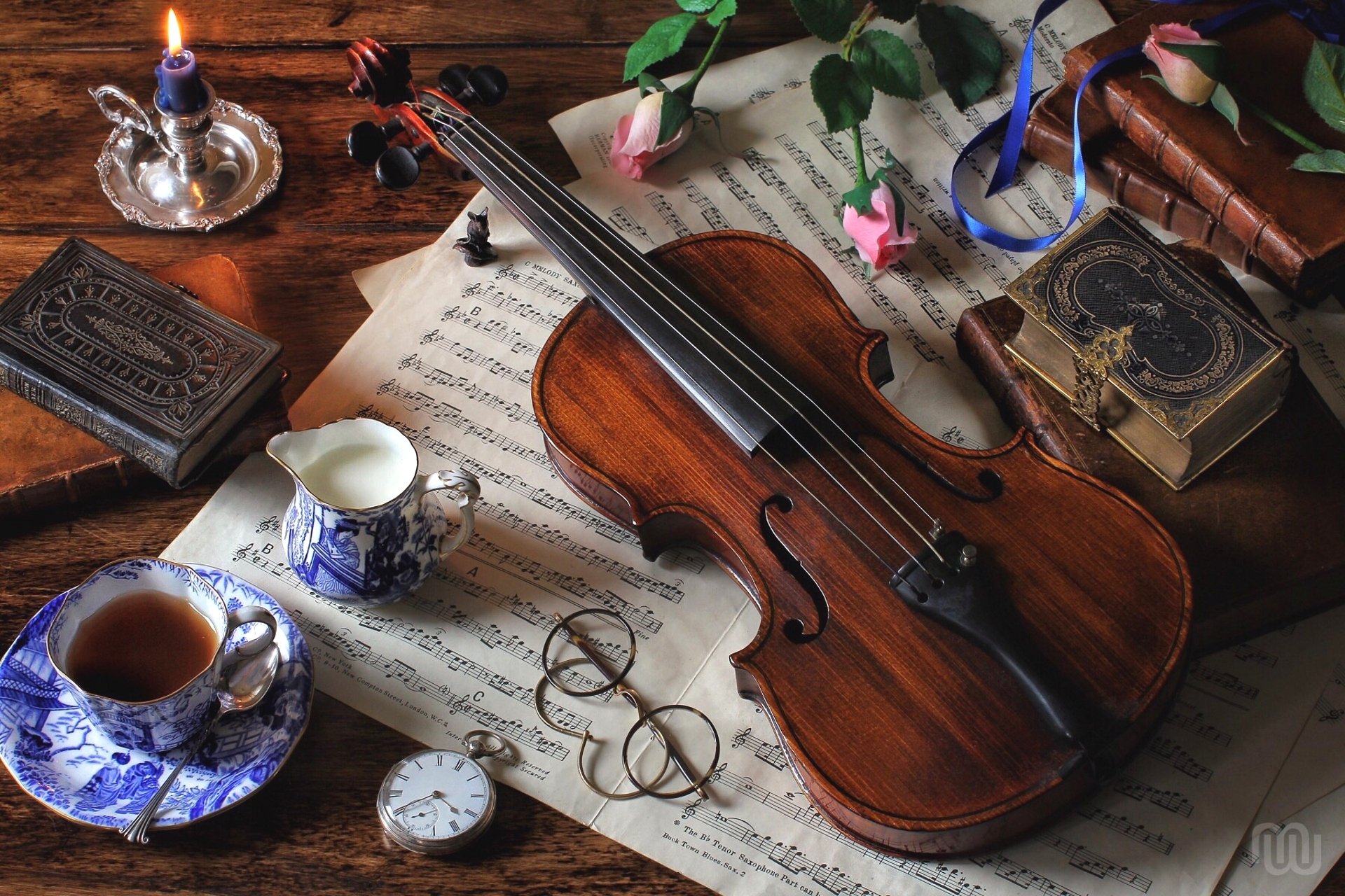 stillleben violine noten brille milch tee rosen bücher uhren