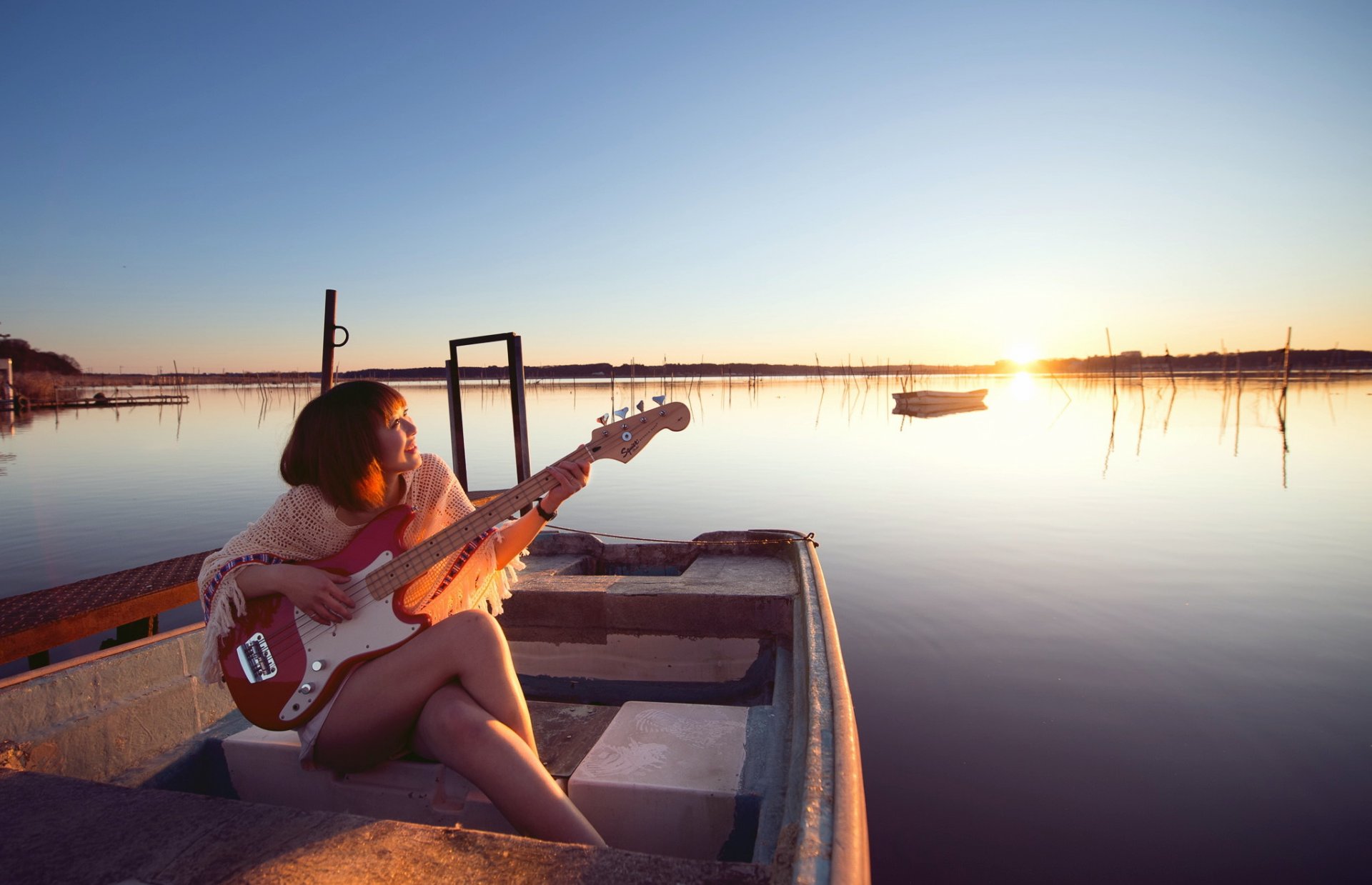 chica guitarra música lago barco