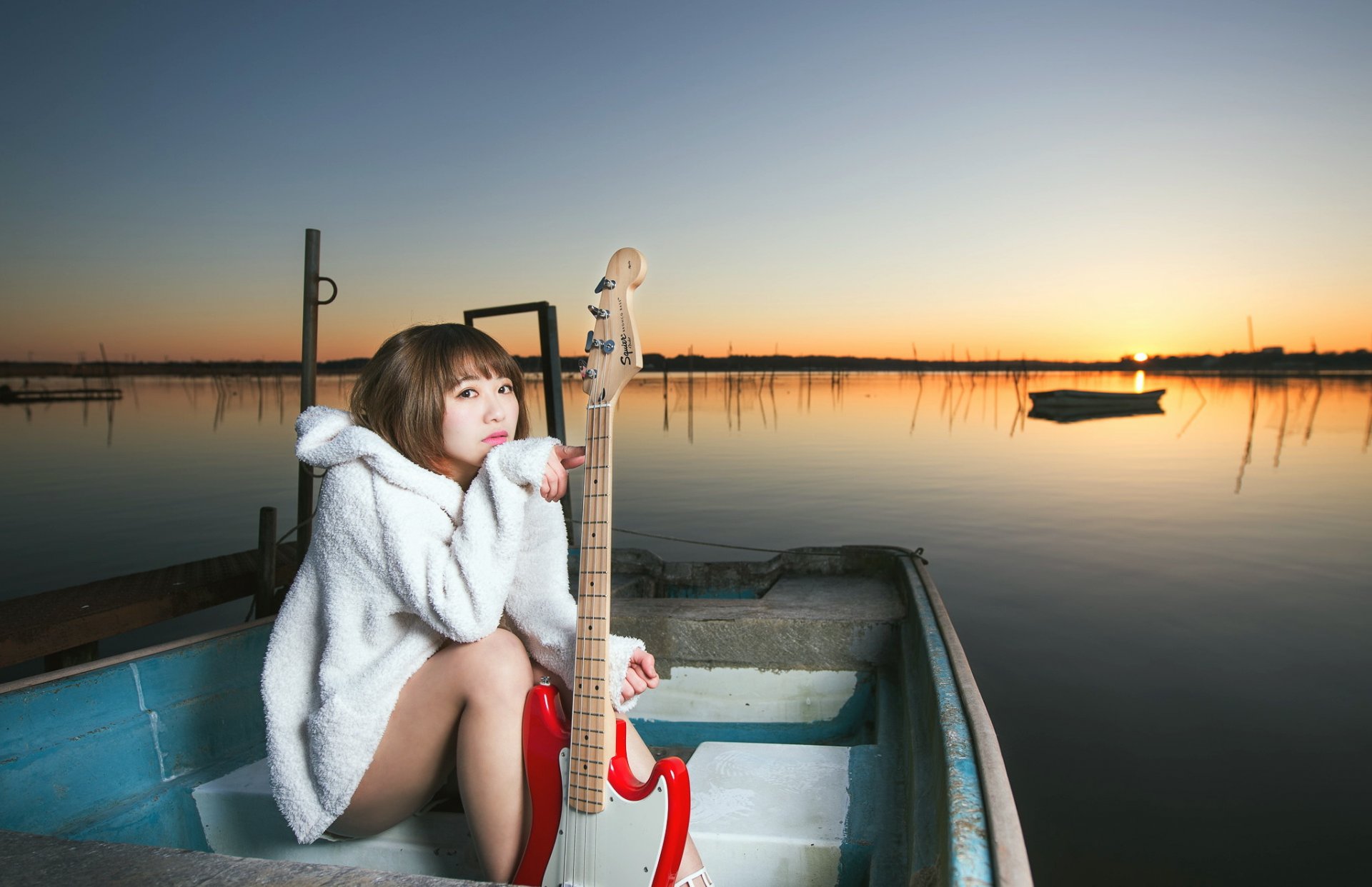 chica guitarra música barco puesta de sol