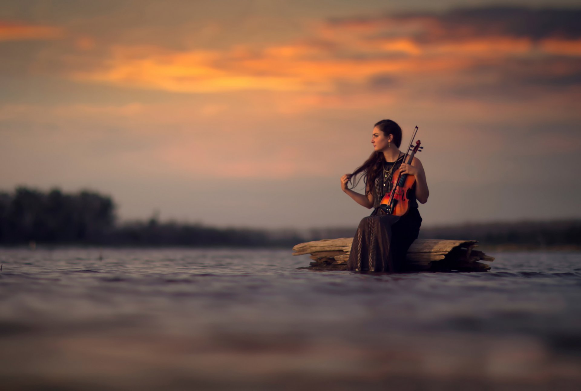 ilence girl violin water bokeh