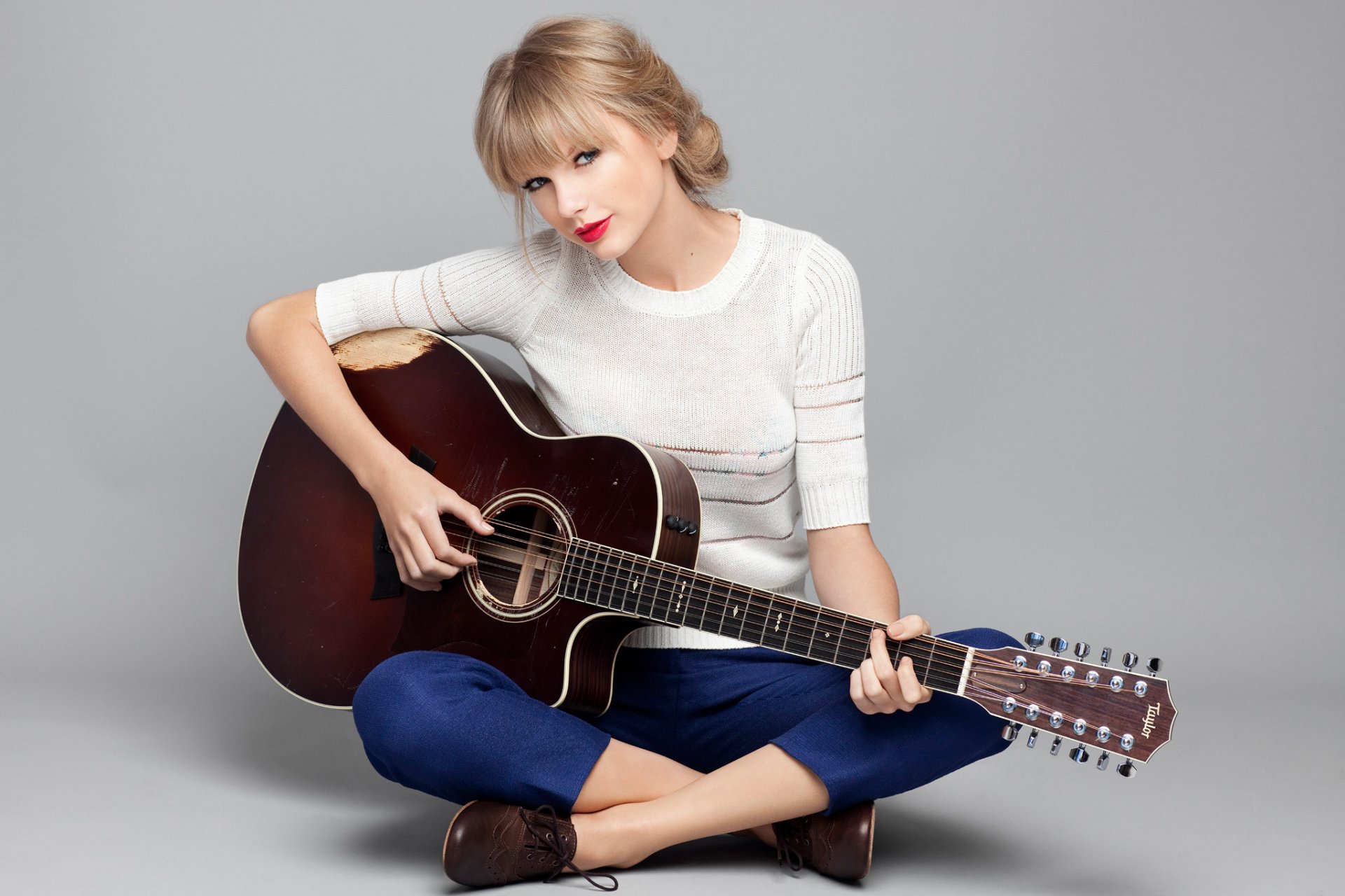 taylor swift cantante attrice bionda posa chitarra musica sfondo brian doben servizio fotografico album rosso