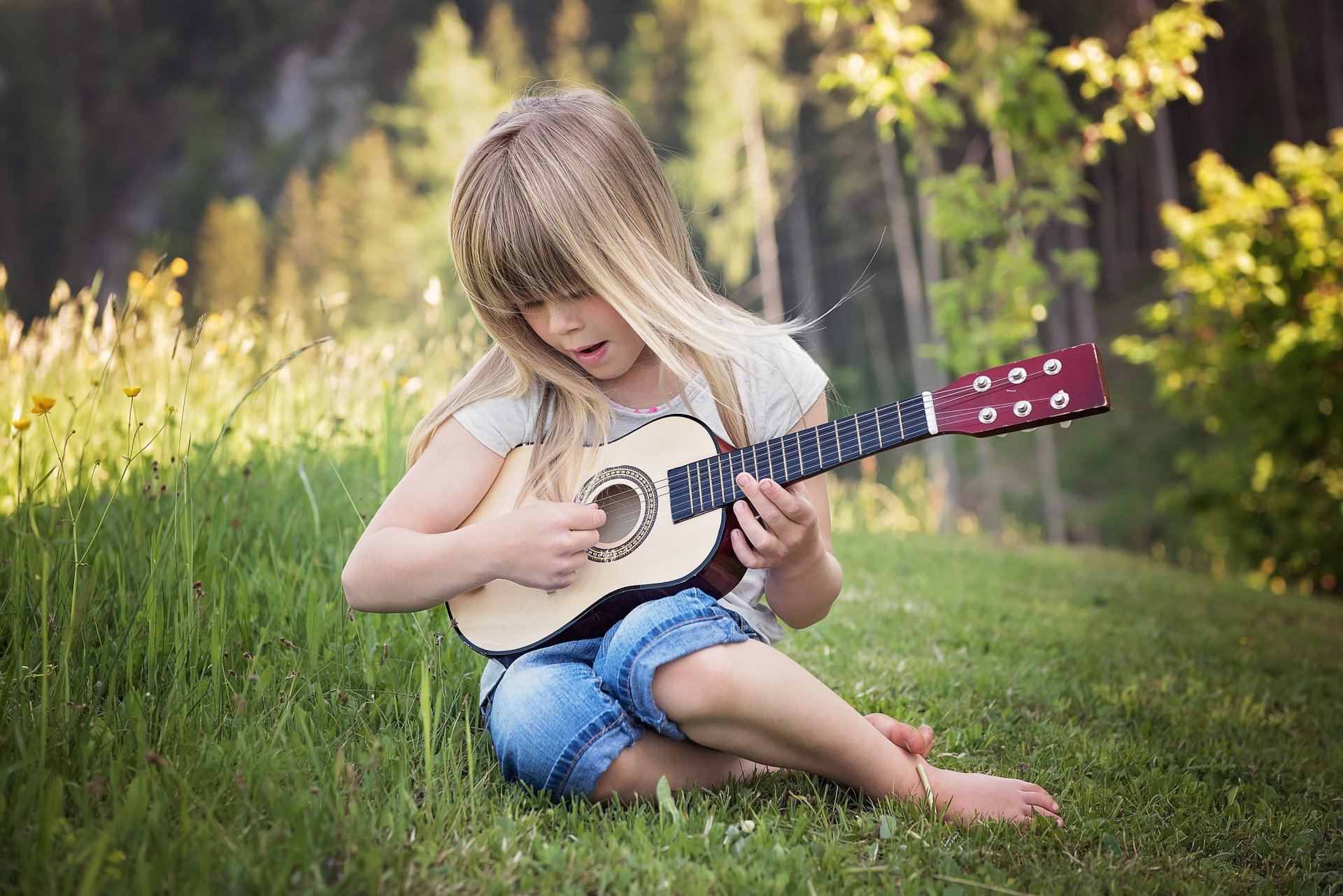 chica naturaleza verano hierba guitarra