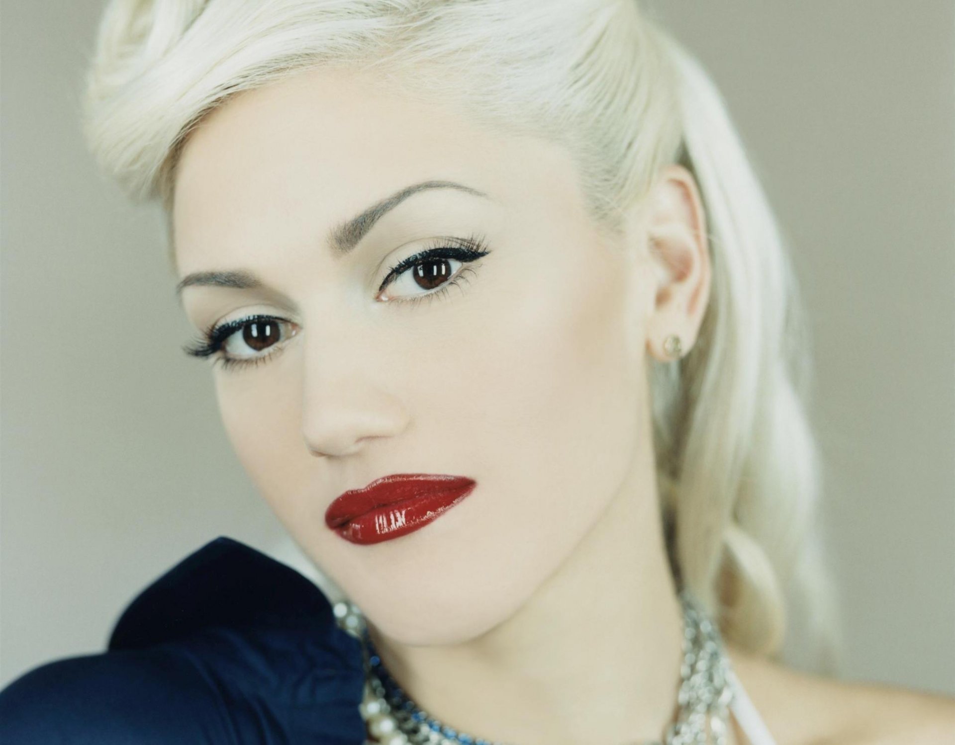 gwen stefani gesicht aussehen rote lippen make-up blond haare frisur schmuck