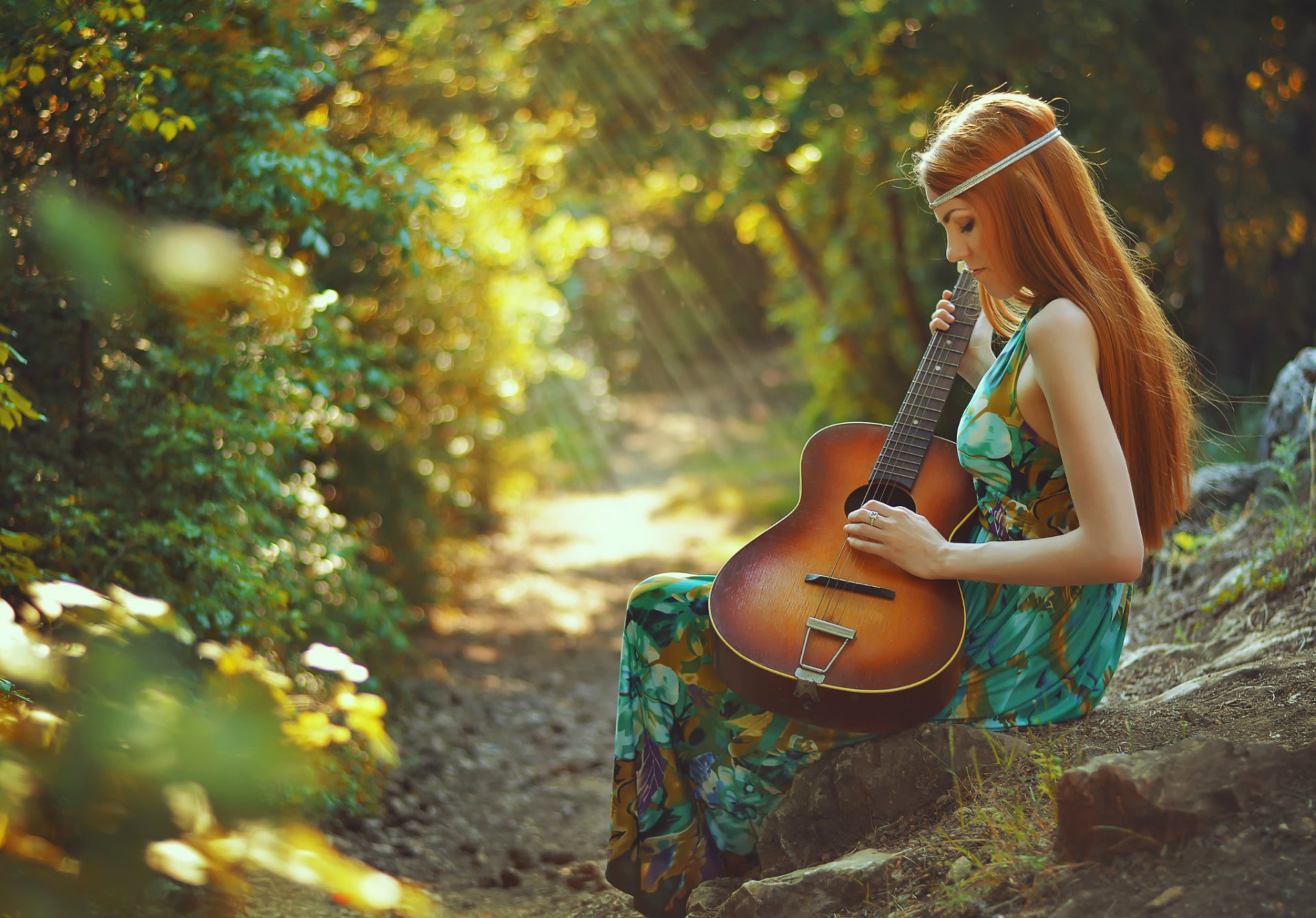 canzone di primavera capelli rossi ragazza chitarra