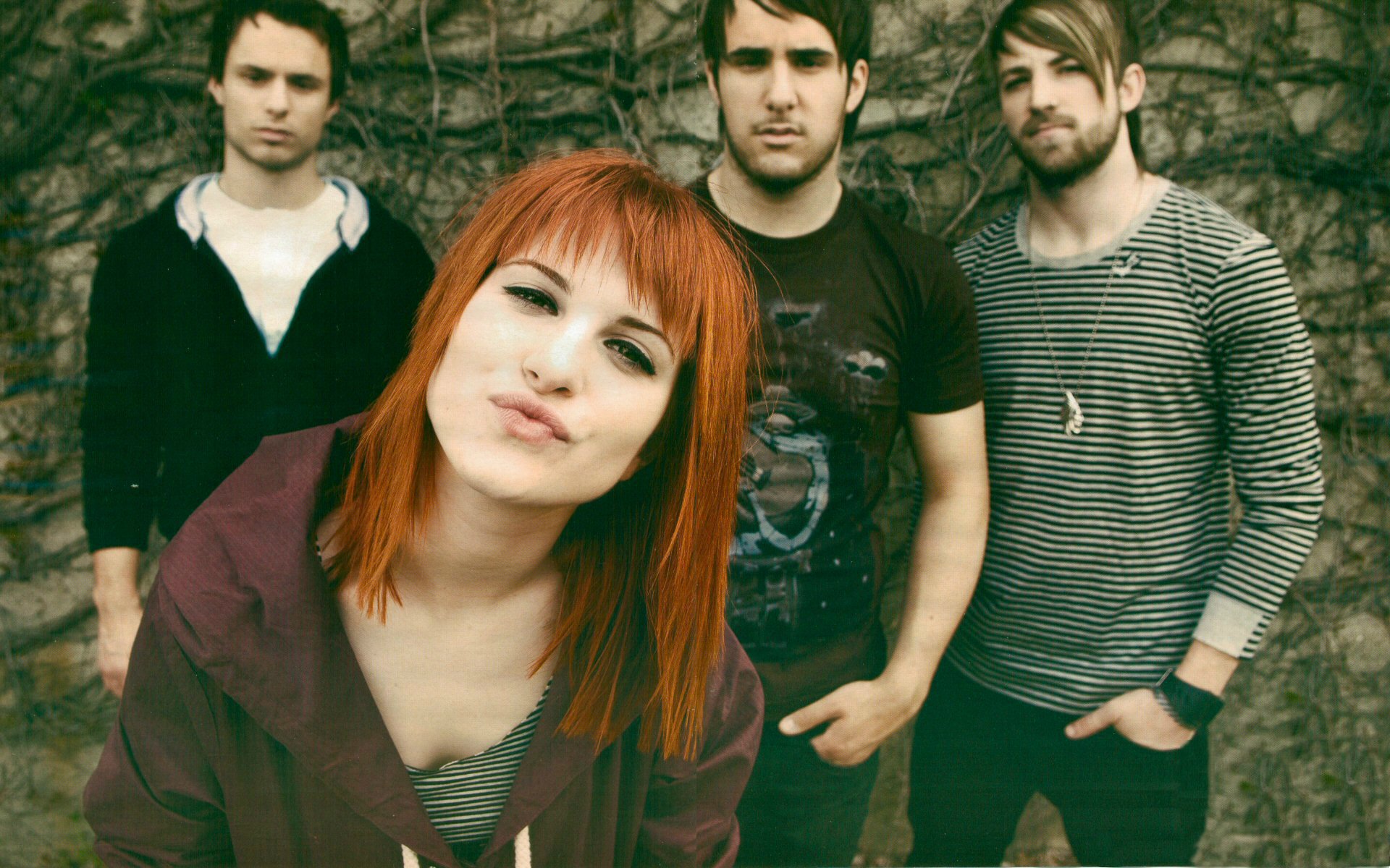 ragazza carina bella sexy hayley williams sguardo posa rossa faccia uomini ragazzi jeremy davis taylor york justin york paramore rock band bella presentare rosso uomini