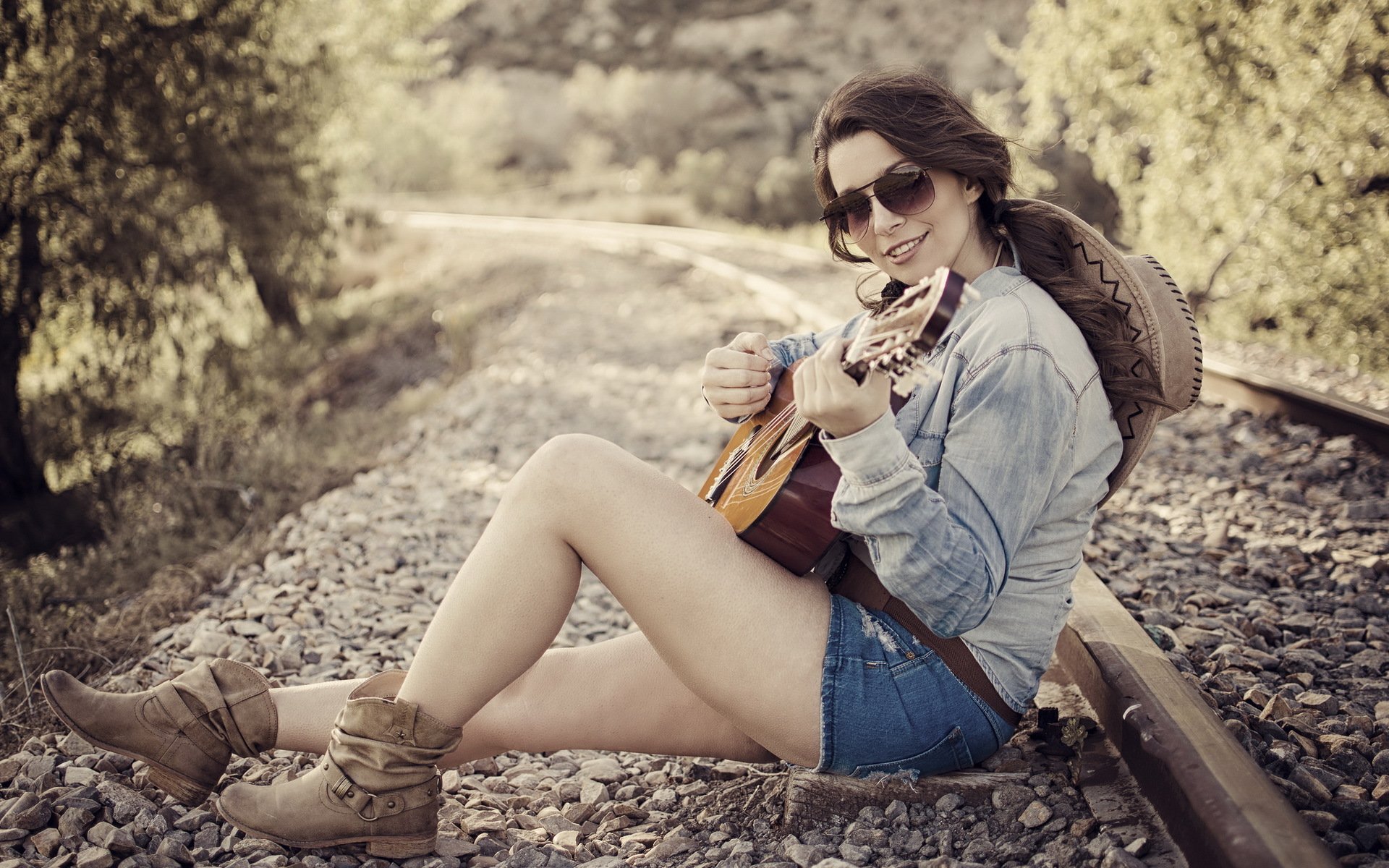 fille guitare chemin de fer musique