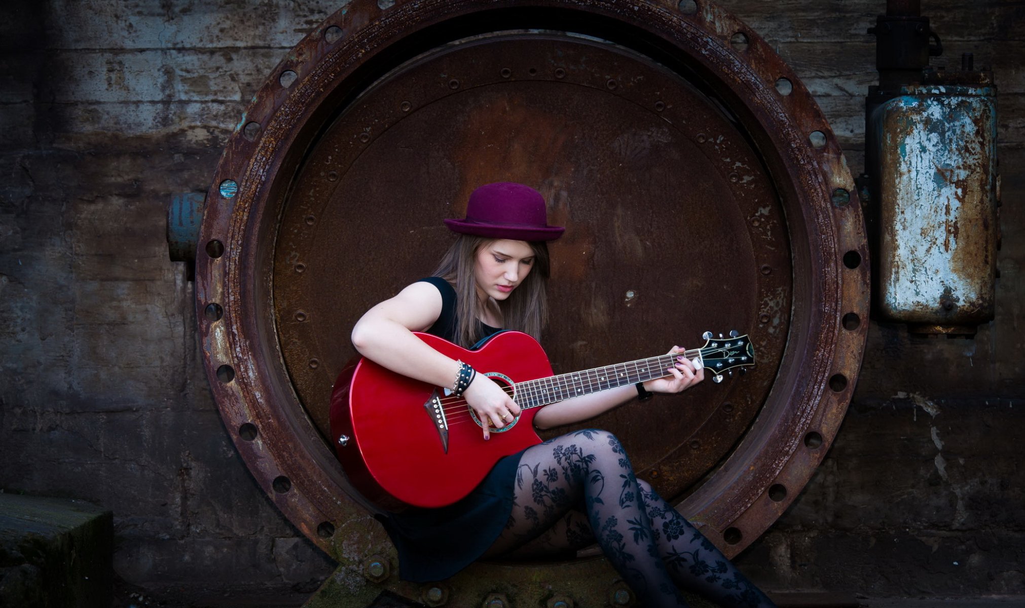 fille guitare chapeau