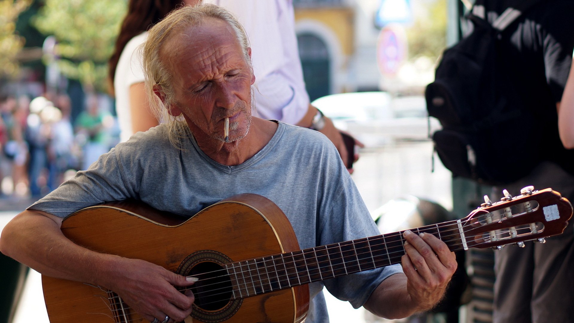 hombre guitarra calle