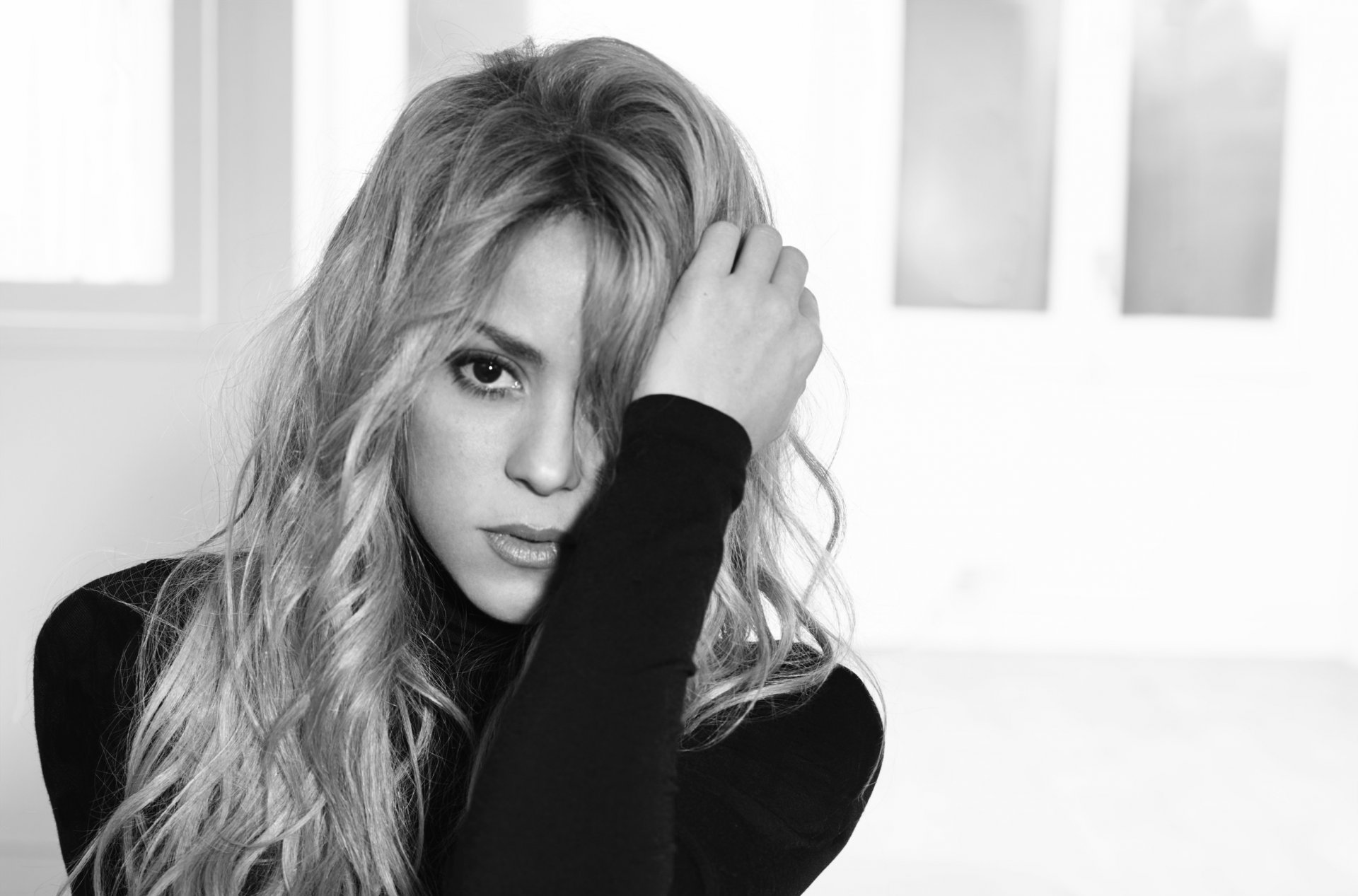 shakira piosenkarka blondynka czarno-biała