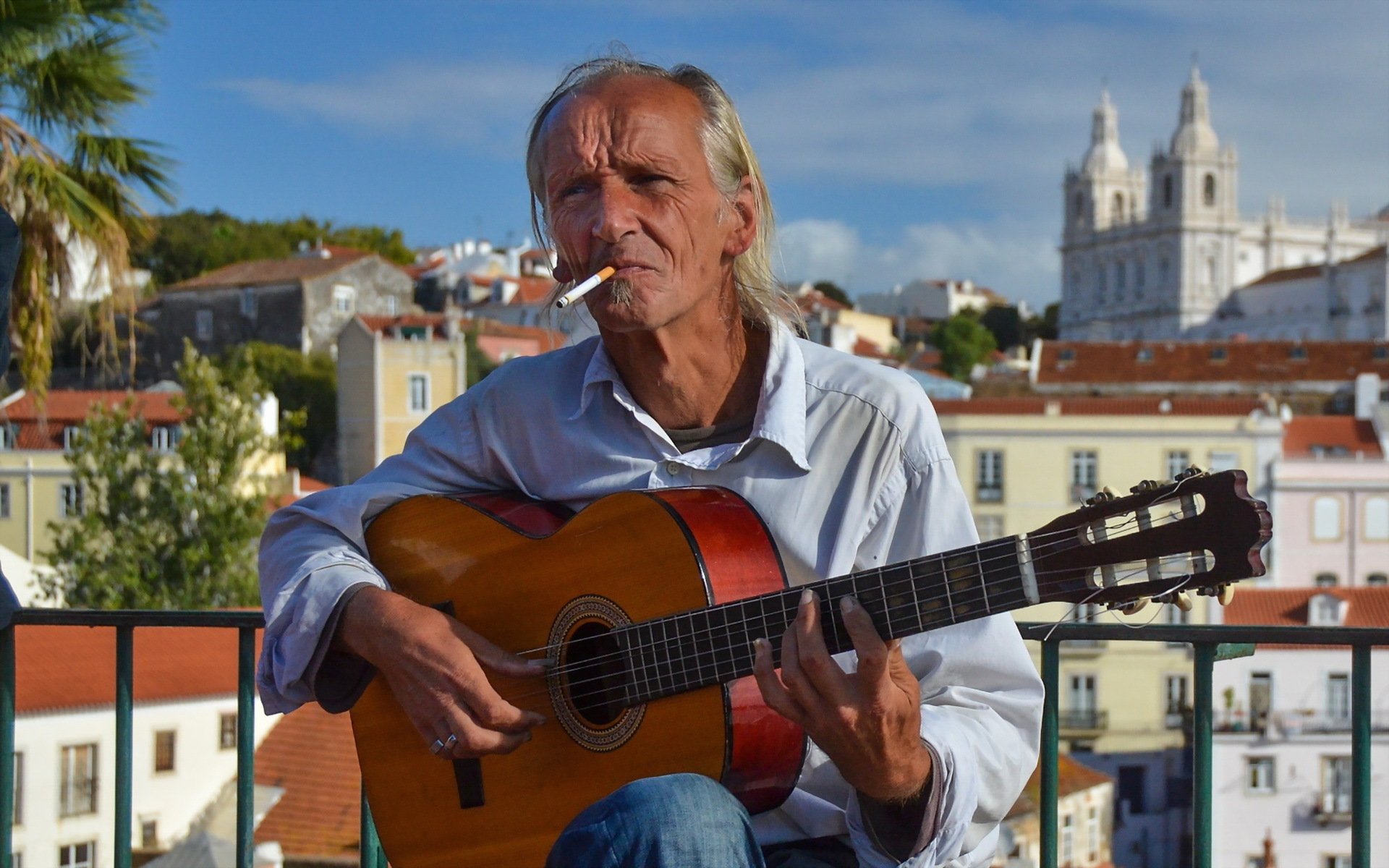 hombre guitarra música