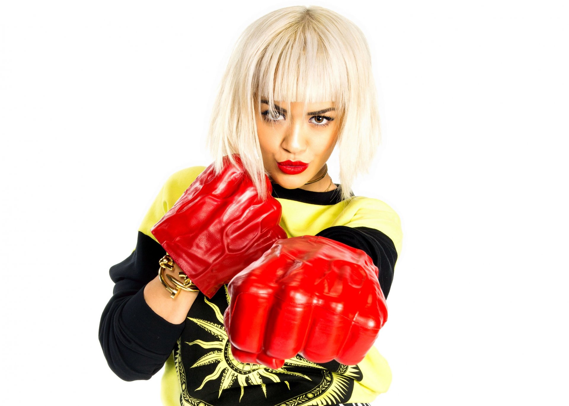 rita ora singer pose glove