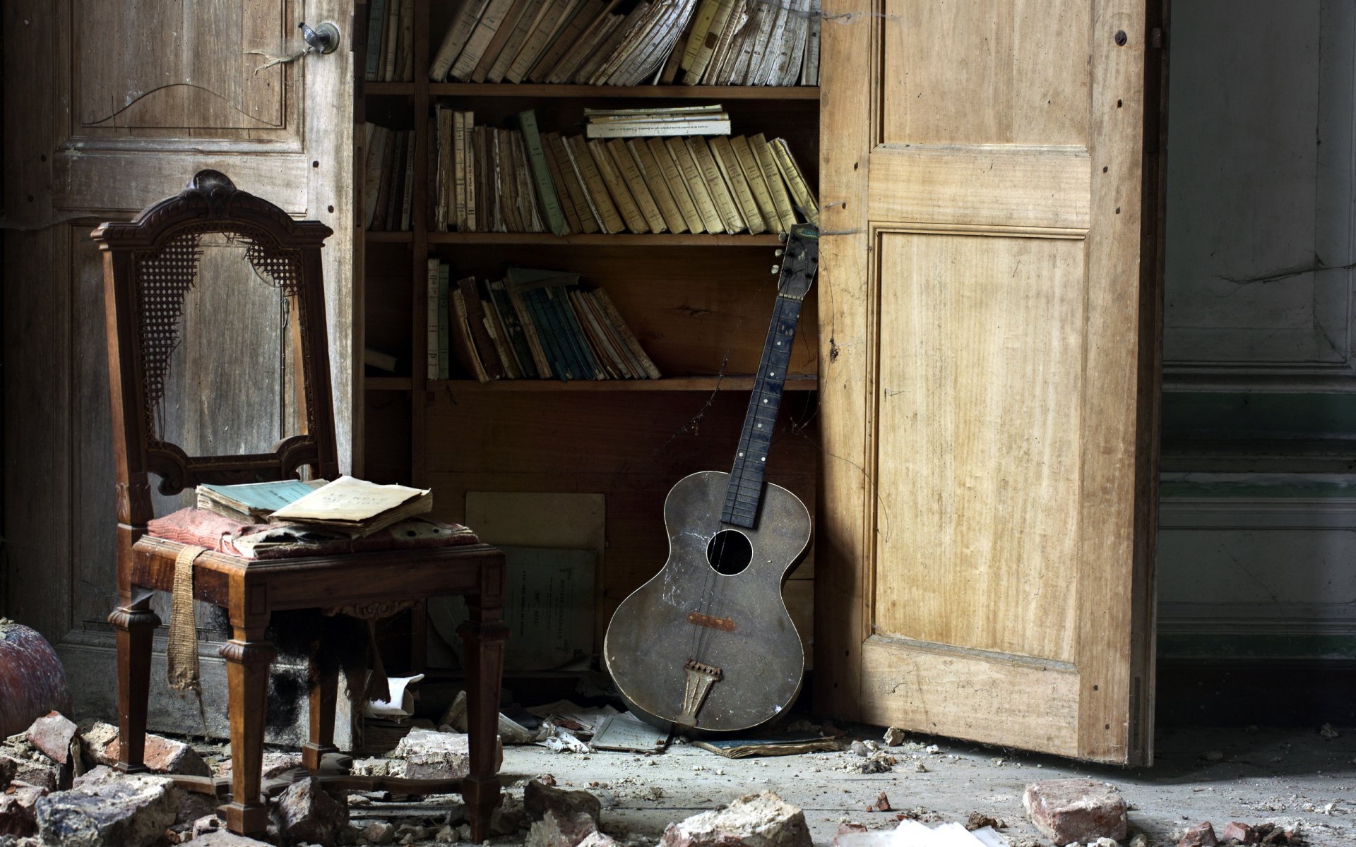 guitarra sillón armario