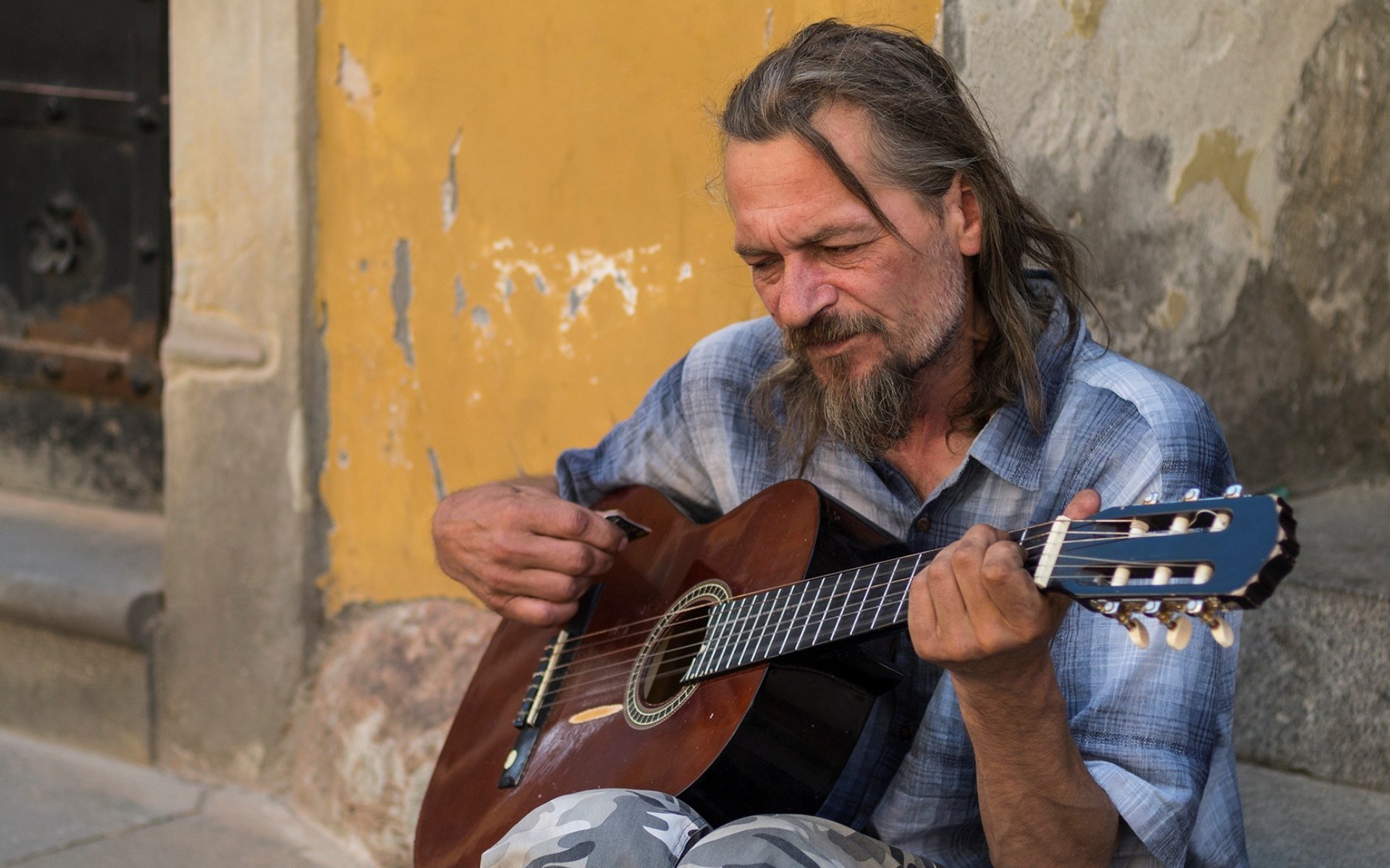 hombre guitarra calle