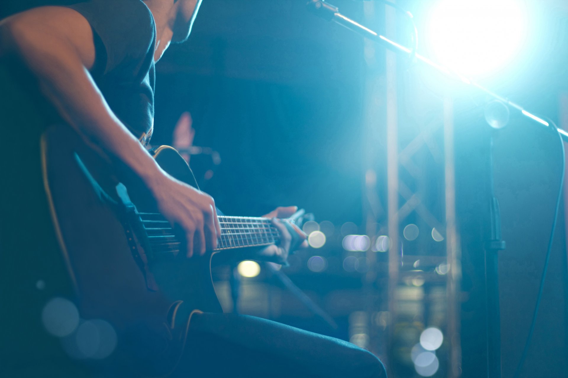 musical instrument guitare six cordes cordes frettes musicien jouer vivant son concert scène salle multicolore lumières musique flou bokeh fond d écran