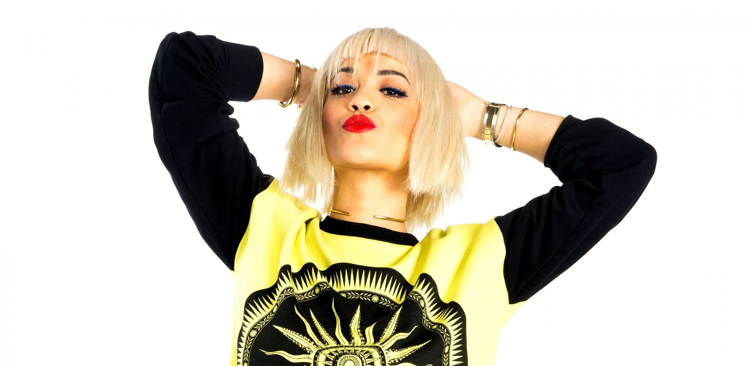 rita ora sängerin pose