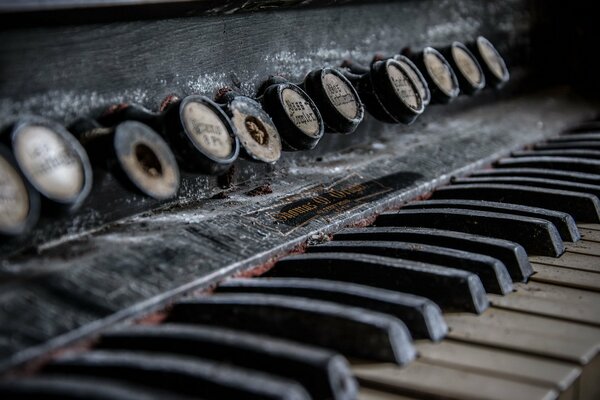 Schwarze und weiße Tasten einer antiken Orgel