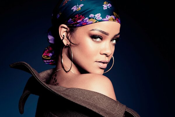 Rihanna en un pañuelo en una sesión de fotos para Saturday night live