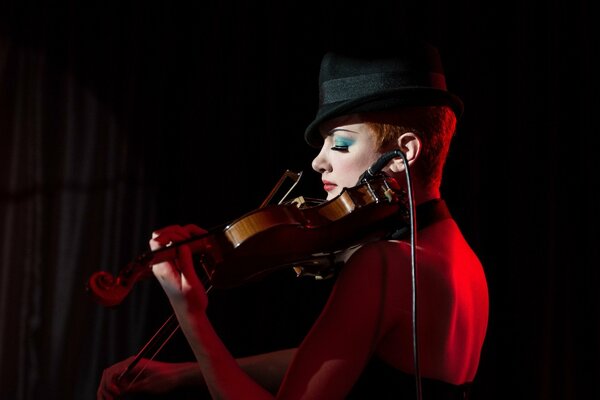 Bella ragazza che suona il violino