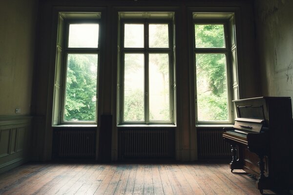 Piano dans une salle de danse vide
